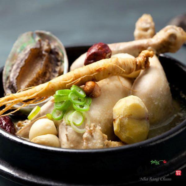 Món gà tần vô cùng hấp dẫn của nhà hàng Chum