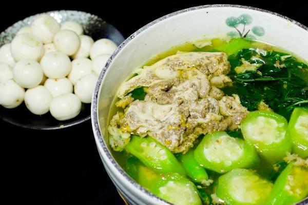 Canh cua nấu mồng tơi, mướp hương