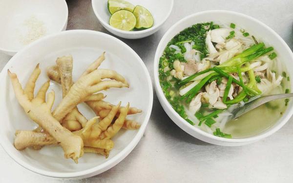 Bát phở gà Lâm nóng hổi hấp dẫn