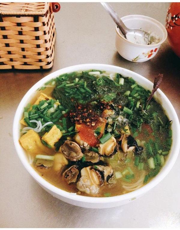 Bún ốc đầy topping chợ Đồng Xuân