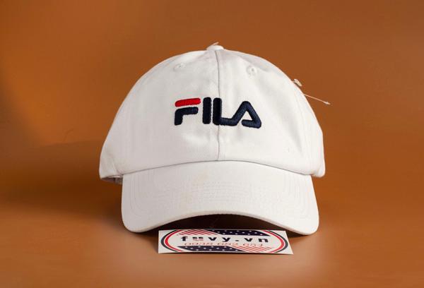 Mũ lưỡi trai Fila chính là món đầu tiên mà các bạn nên có trong tủ đồ mùa hè vì nhỏ gọn, dễ mang theo lại rất hợp thời trang.