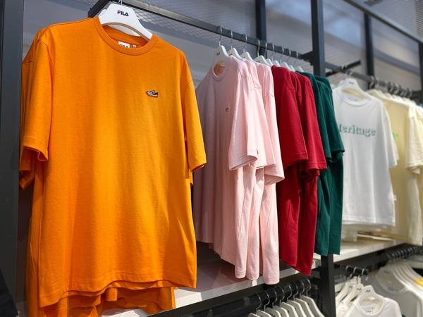 Màu sắc và dáng in chữ của thun basic Fila cực đa dạng