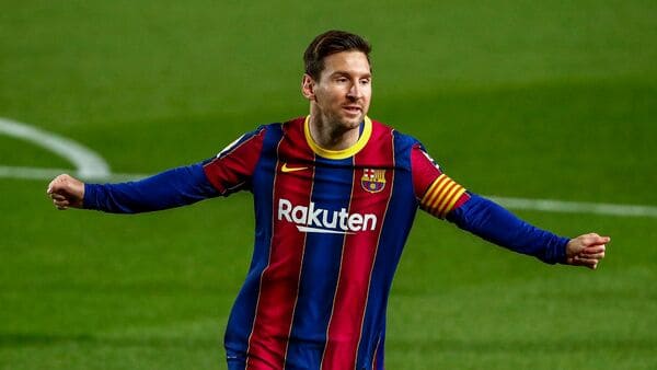 Nike đã tài trợ cho rất nhiều câu lạc bộ bóng đá như Barcelona, Paris Saint Germain,... 