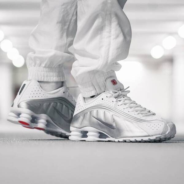 Nike Shox sở hữu vẻ đẹp rock dunk hầm hố và mạnh mẽ