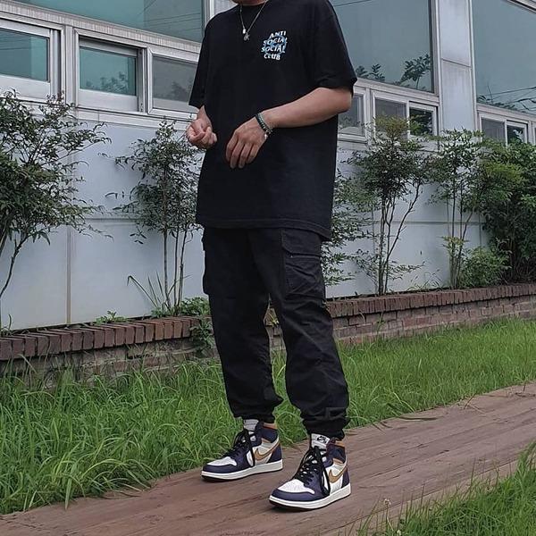 Quần jogger là một item rất phù hợp khi mix đồ với giày Nike