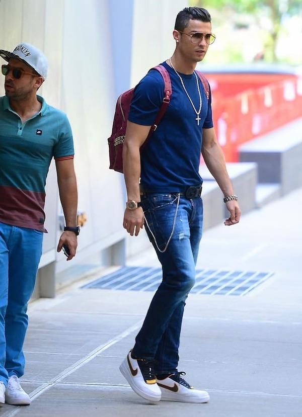 Áo thun mix với quần jeans và giày Nike AF1 tạo cảm giác đơn giản, trẻ trung