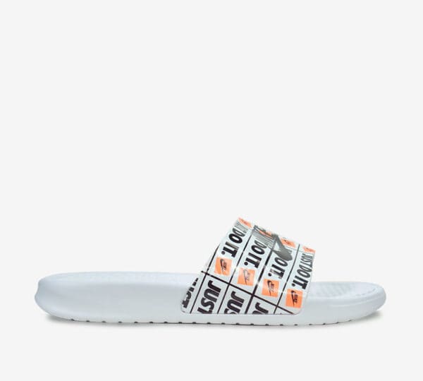 Các chàng trai có thể thoải mái điều chỉnh màu sắc dấu swoosh trên đôi Nike Benassi Just do it LTD của mình