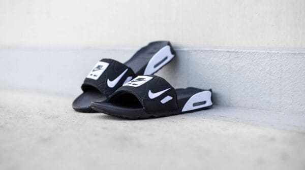 Đế dép Nike Air Max 90 được cách điệu vô cùng tinh tế, kết hợp với công nghệ đệm khí mang đến trải nghiệm vô cùng thoải mái cho người dùng