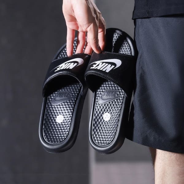 Nike Benassi Simple mang đến vẻ đẹp đơn giản nhưng không hề nhạt nhòa