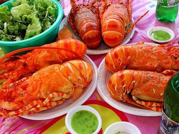 Tôm hùm - món ngon khó cưỡng lại khi đi du lịch đảo Bình Hưng