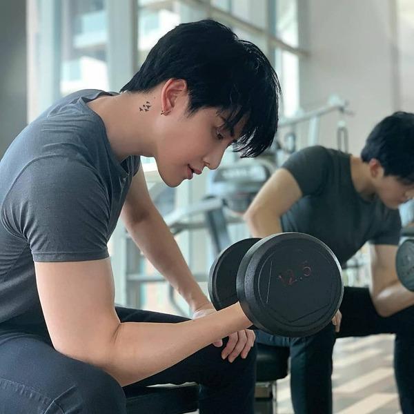 Mike D. Angelo với body chuẩn và gương mặt điển trai