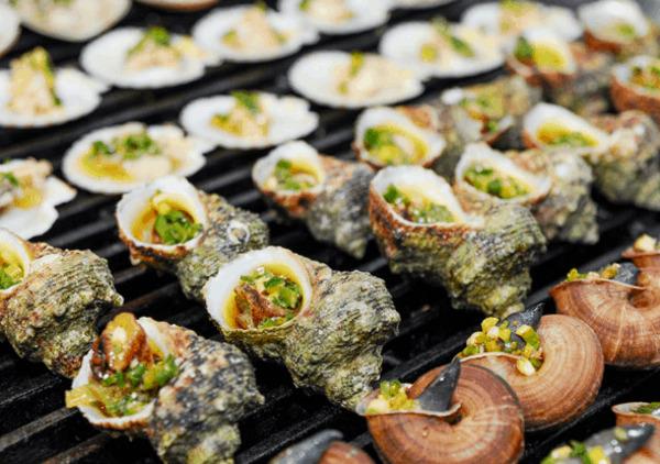 Ốc mặt trăng nướng tại đảo Bình Hưng