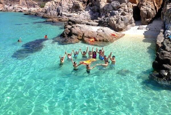 Mang đồ bơi, kem chống nắng, kính mát,... để trải nghiệm trọn vẹn hoạt động du lịch đảo Bình Hưng