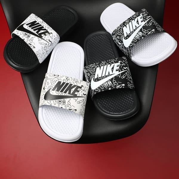Các chàng trai có thể dễ dàng chọn mua cho mình một đôi dép Nike authentic ở Handsome Shoes