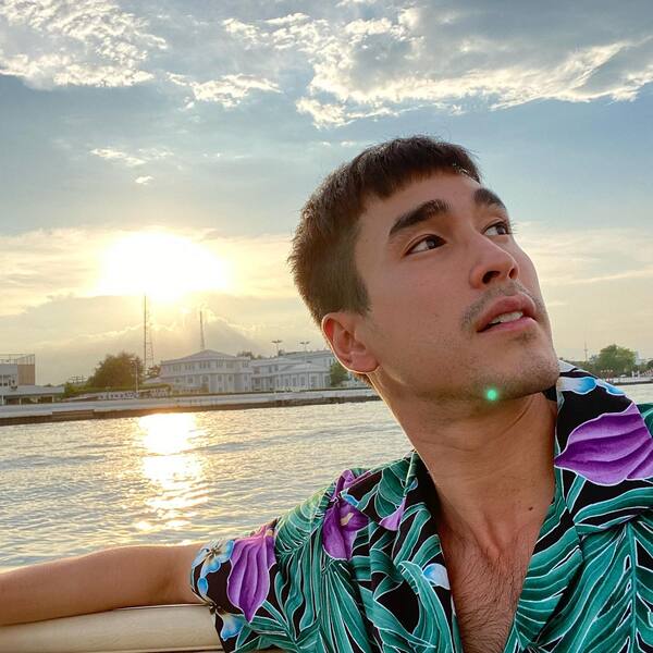 Mỹ nam Thái Lan Nadech Kugimiya quý ông đào hoa với sơ mi hoa lá