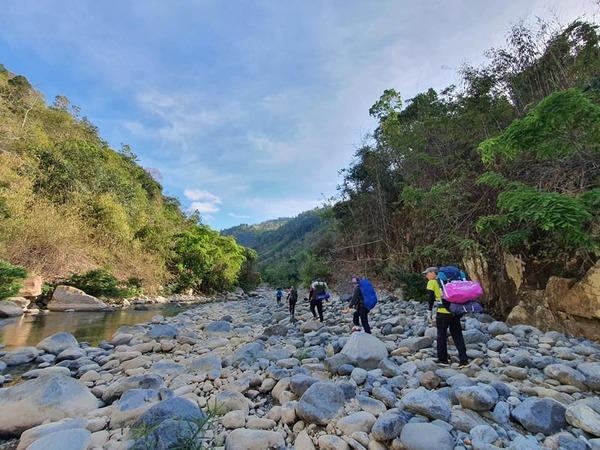 …hay những con suối đá khi đi trekking Tà Giang