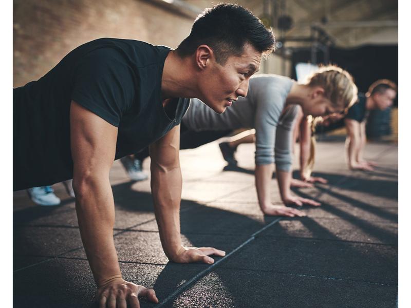Bài tập Suitcase squat nhẹ nhàng