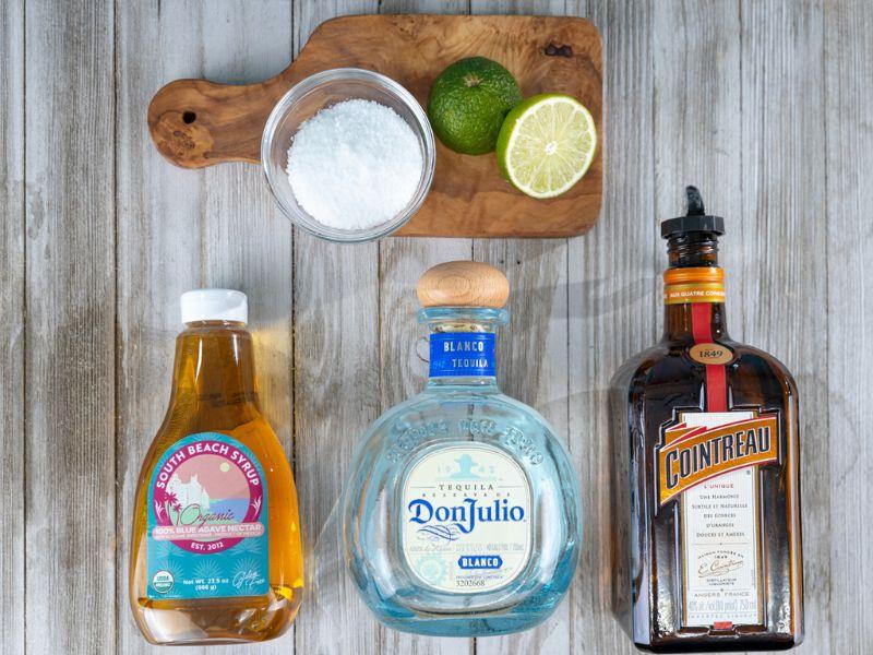 Nguyên liệu cần thiết cho Cocktail Margarita: rượu Tequila, rượu Triple Sec, nước cốt chanh tươi, đá viên, muối