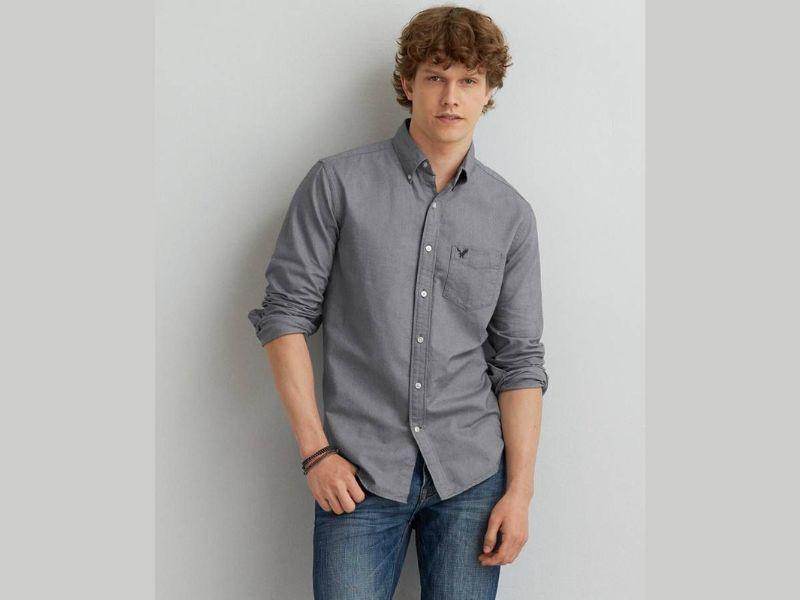 Áo sơ mi xám và quần jeans trẻ trung
