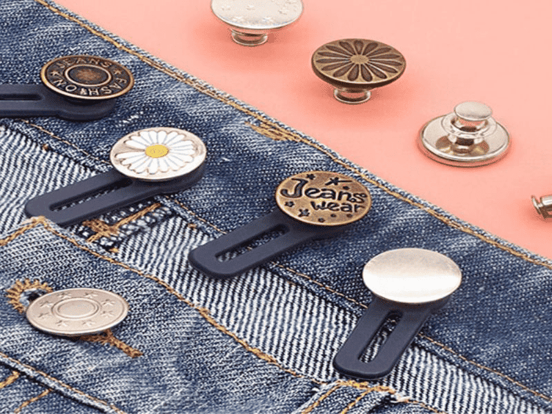 Sửa lưng quần jeans bị rộng bằng việc đính cúc