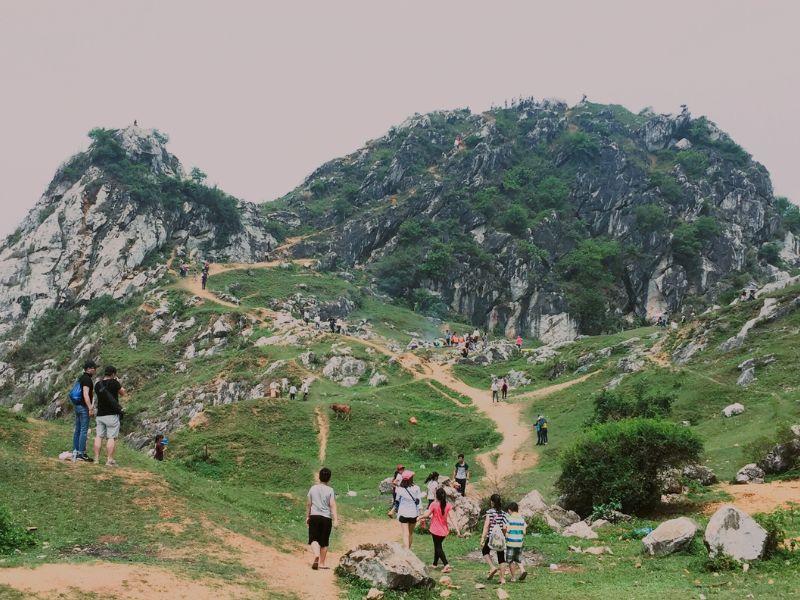 Núi Trầm chỉ cách trung tâm Hà Nội khoảng 25km