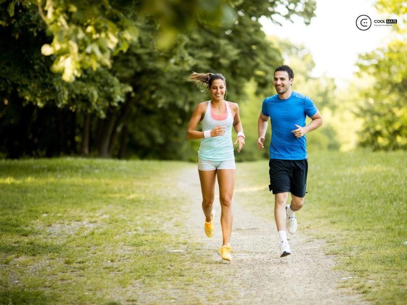 Hình ảnh minh họa: người đàn ông đang thư giãn sau khi chạy bộ.