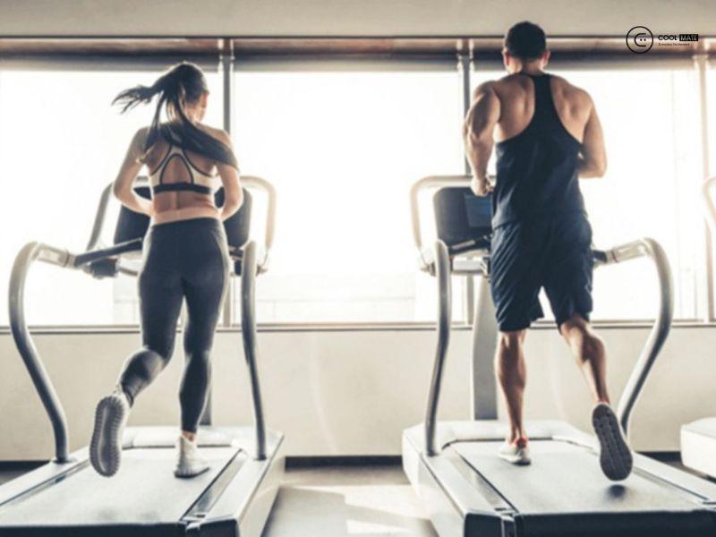 Hình ảnh minh họa: người đàn ông đang khởi động trước khi chạy bộ.