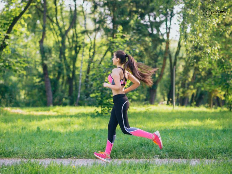 Hình ảnh minh họa: người đàn ông đang chạy bộ với tốc độ vừa phải.