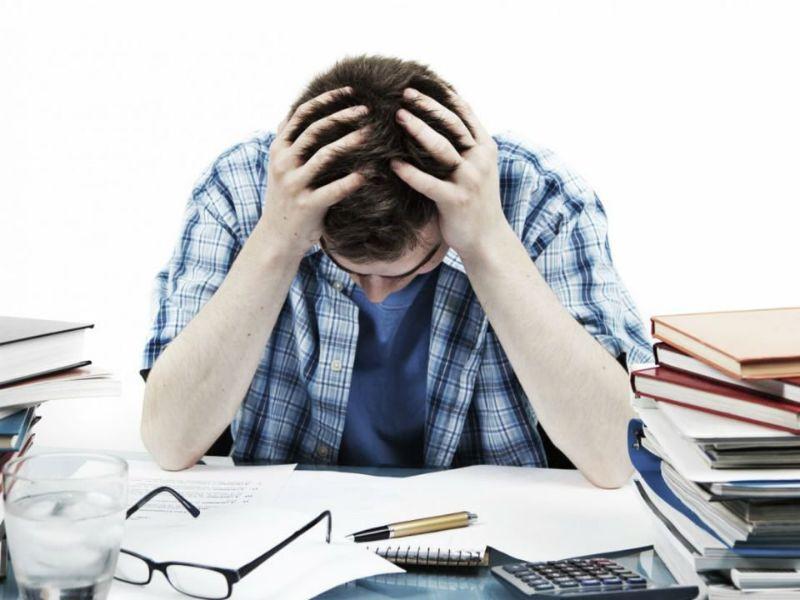 căng thẳng khiến da đầu đổ nhiều dầu