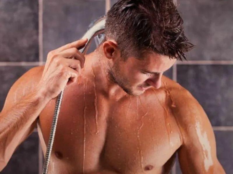 Xả tóc bằng nước nóng khiến da đầu yếu hơn