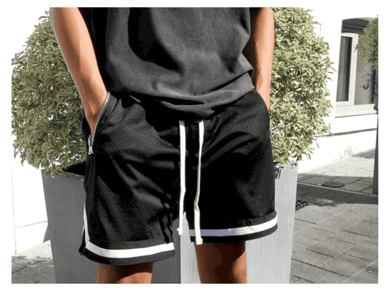 Mẫu quần short thể thao cũng sẽ là một người bạn đồng hành lý tưởng trong ngày hè đấy