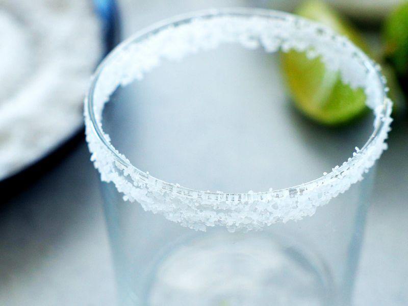 Cách viền muối cho ly Cocktail Margarita