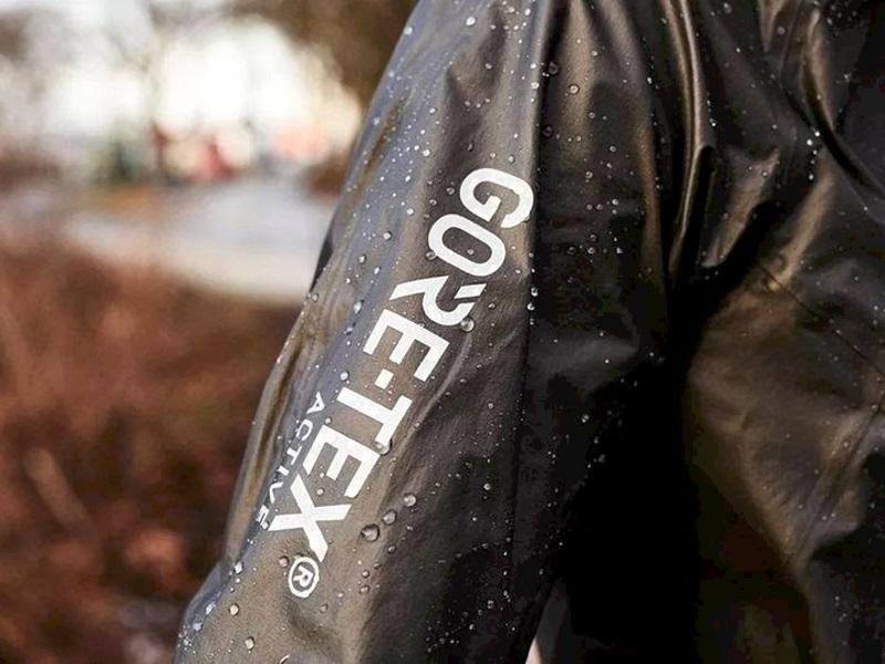 Gore-Tex là loại vải thoáng khí đặc biệt, có khả năng chống thấm nước nhờ lớp màng PTFE