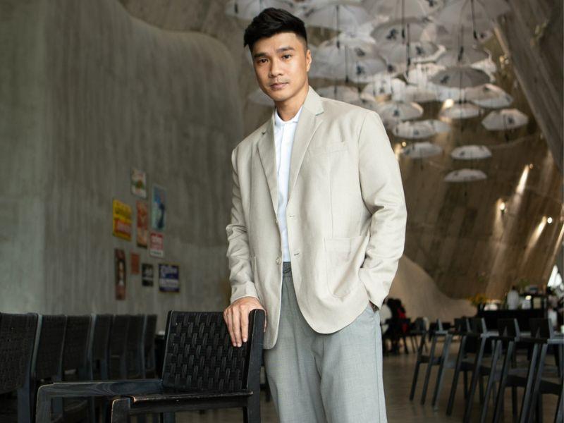 Bạn cũng có thể mặc những chiếc áo blazer đứng đắn, nghiêm túc -  Mang đến vẻ ngoài lịch lãm, chuyên nghiệp.