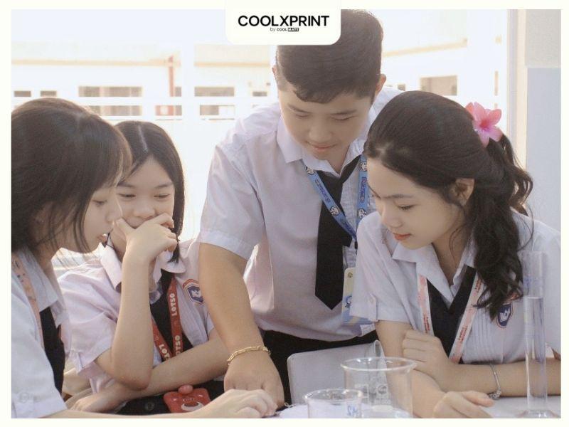 Áo sơ mi đồng phục Marie Curie giúp tôn lên nét ngây thơ, tươi trẻ của các em học sinh