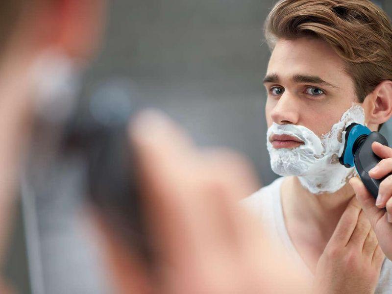 Nên sử dụng kem, gel cạo râu để giảm ma sát, tránh gây kích ứng da
