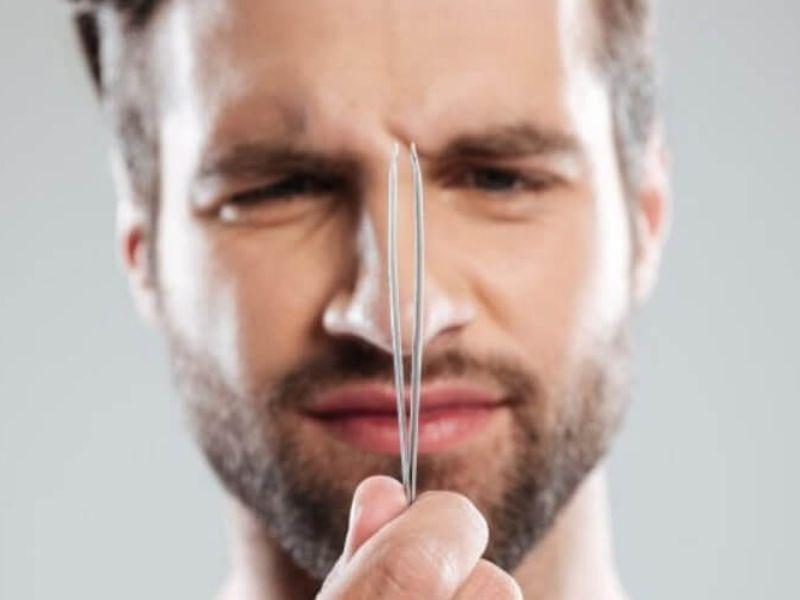 Nhổ râu có thể gây tổn thương da và nhiều nguy cơ khác