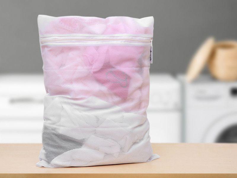 Sử dụng túi giặt để bảo vệ quần áo dễ hư hỏng. Hình ảnh minh họa từ Couple TX