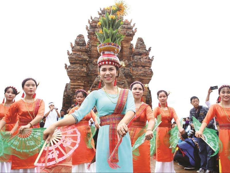 Trang phục của phụ nữ Chăm sặc sỡ v&agrave; tươi s&aacute;ng hơn so với trang phục nam giới