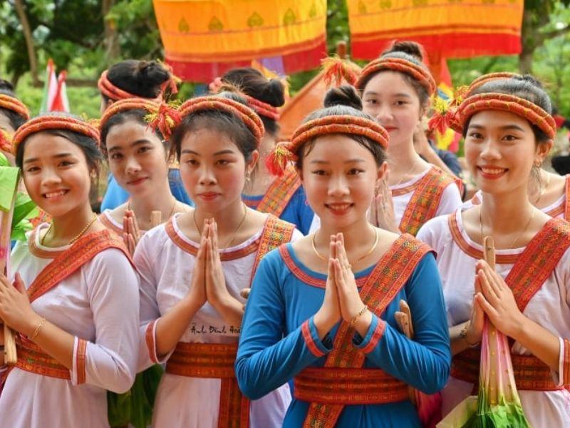 trang-phuc-dan-toc-cham-3963