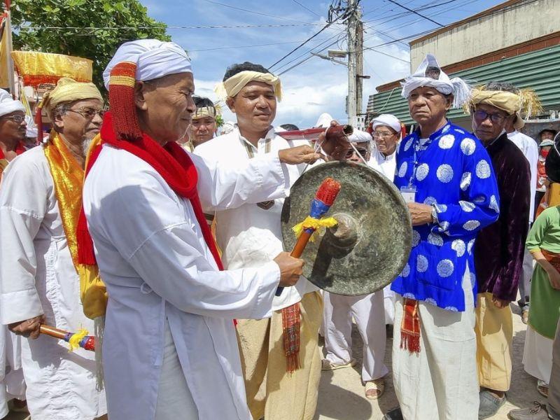 trang-phuc-dan-toc-cham-3963