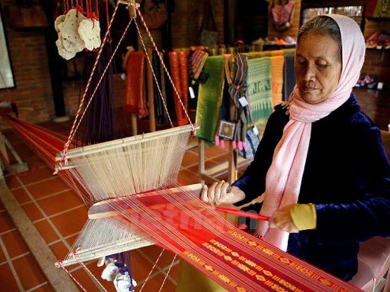 trang-phuc-dan-toc-cham-3963