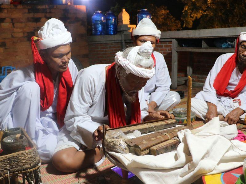 trang-phuc-dan-toc-cham-3963