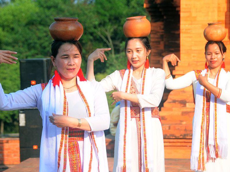 trang-phuc-dan-toc-cham-3963