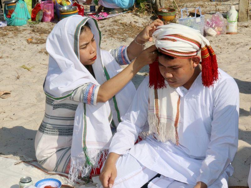 trang-phuc-dan-toc-cham-3963