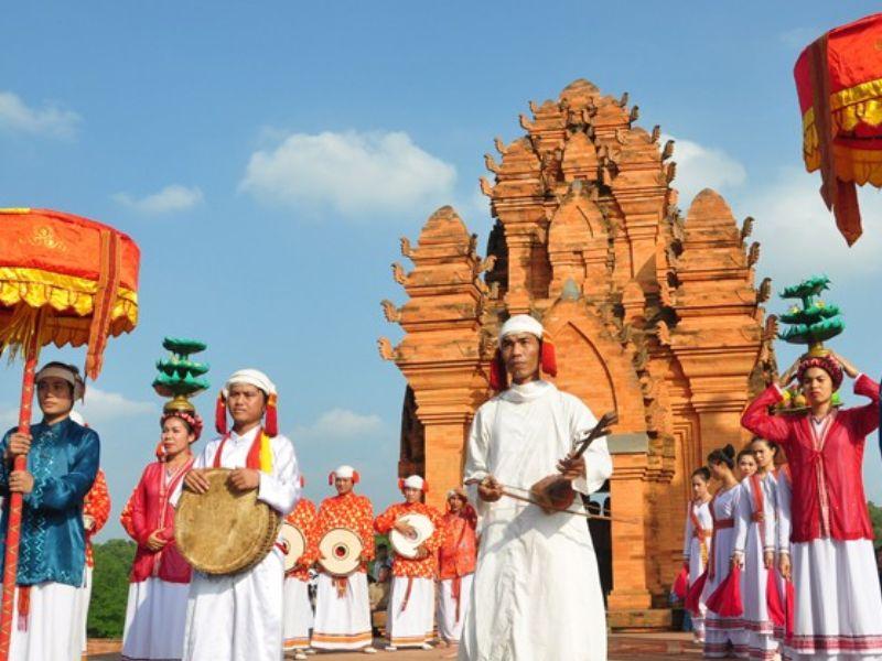 trang-phuc-dan-toc-cham-3963