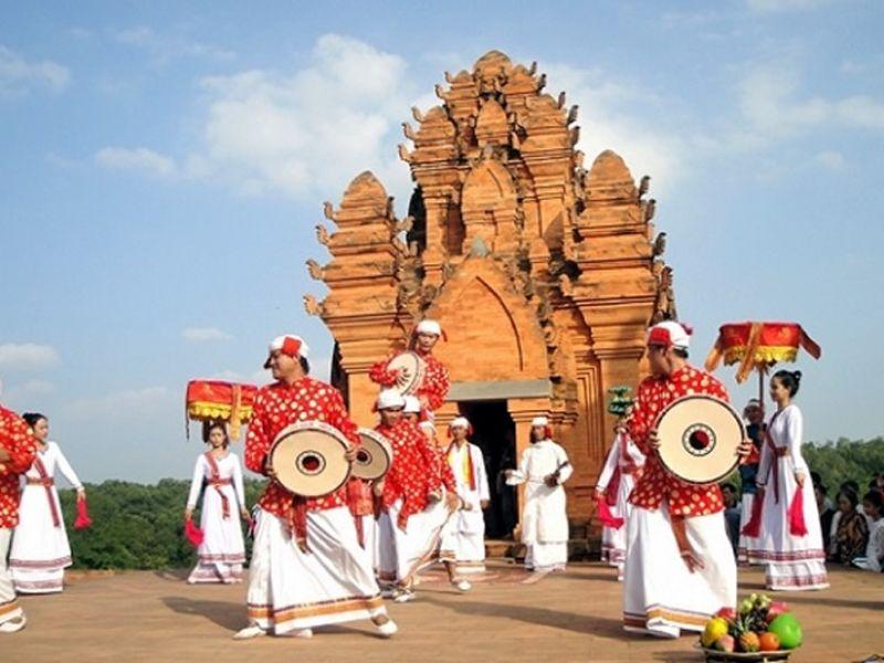 trang-phuc-dan-toc-cham-3963