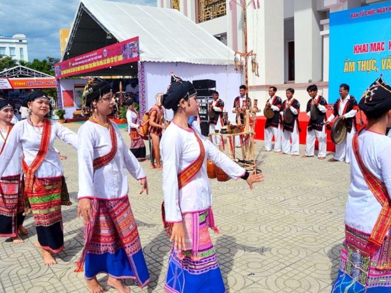 trang-phuc-dan-toc-cham-3963