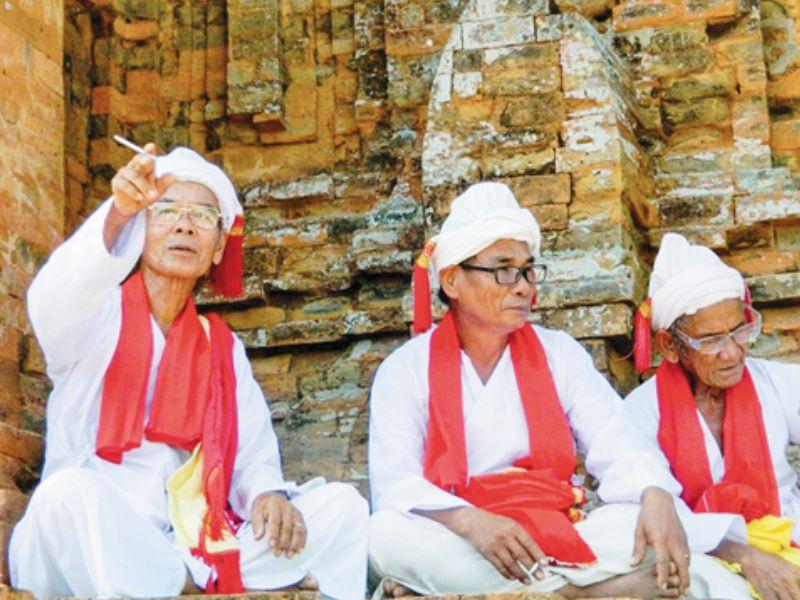 trang-phuc-dan-toc-cham-3963