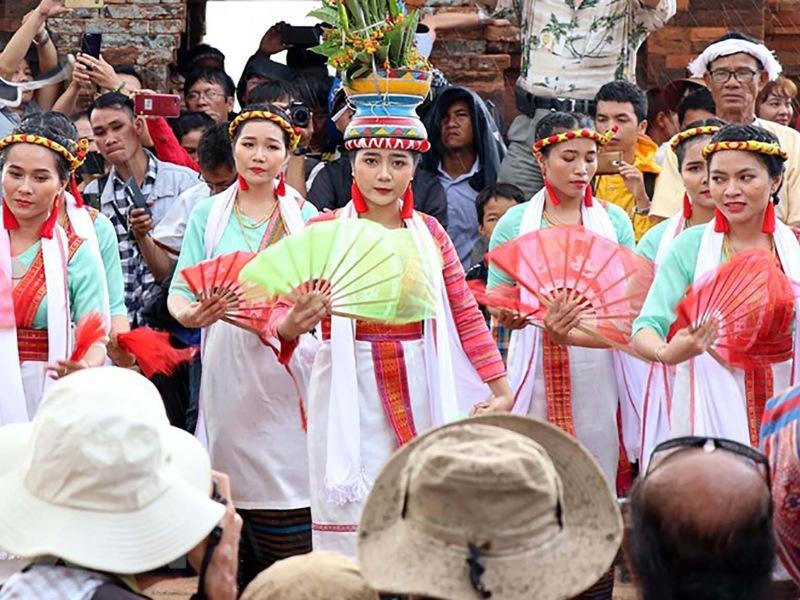 Những chiếc &aacute;o d&agrave;i của phụ nữ Chăm c&oacute; nhiều m&agrave;u sắc đẹp mắt